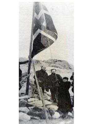 Caroline Mikkelsen dan bendera Norwegia