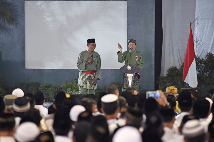 Presiden Joko Widodo (kanan) memberikan pertanyaan kepada peserta Silaturahmi Ulama Pondok Pesantren di Pondok Pesantren Minhajurrosyidiin, Lubang Buaya, Jakarta, Selasa (8/8). Dalam kesempatan tersebut Presiden juga meresmikan Pasanggiri Nasional serta Kejurnas Tingkat Remaja Perguruan Pencak Silat Nasional ASAD 2017. 