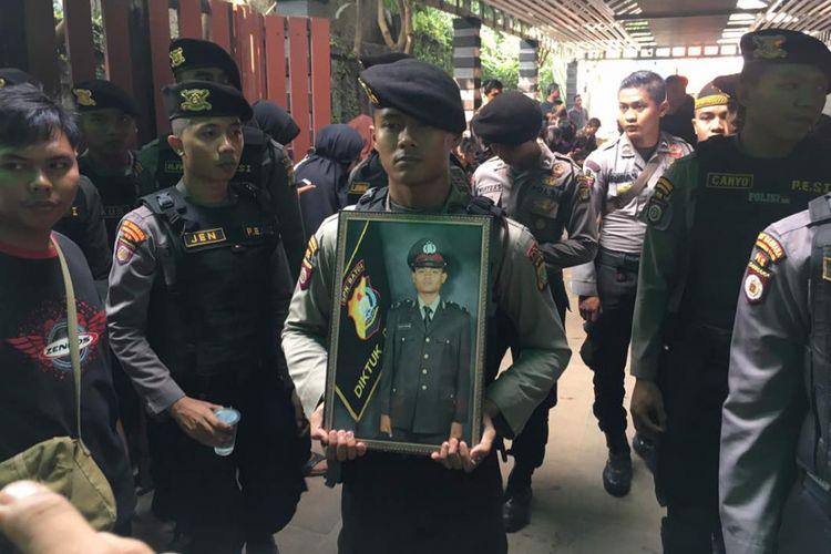 Polres Metro Bekasi Kota saat ini sedang persiapkan upacara pelepasan dan pemakaman jenazah di rumah duka almarhum Bripda Taufan Tsunami, di Jatisampurna, Kota Bekasi, Kamis (25/5/2017).