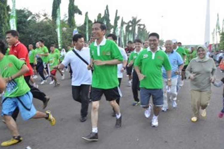 Gubernur DKI Jakarta Joko Widodo turut serta dalam lomba lari jalan raya Jakarta International 10K 2013