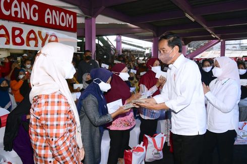 Kunjungi Jatim, Presiden Jokowi Bagikan Bansos di Pasar Pucang Anom Surabaya