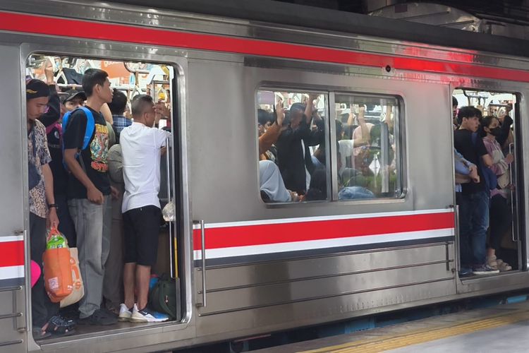 Hari Pertama Kerja Usai Lebaran, KRL Green Line Kembali Dipadati Penumpang