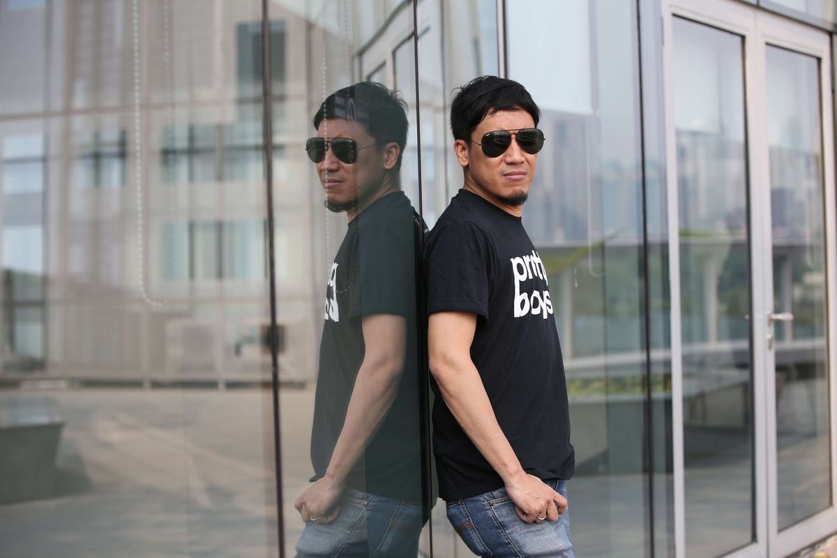 Deddy Mahendra Desta atau akrab disapa Desta berpose saat media visit promo film Pretty Boys di Kompas.com, Palmerah, Jakarta, Senin (9/9/2019).