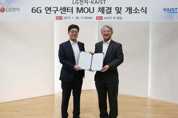 Presiden LG Electronics Park Il-pyeong (kiri) dan Direktur Riset KAIST Institute Lee Sang-yeop meresmikan pembukaan pusat riset 6G LG, Senin (28/1/2019).