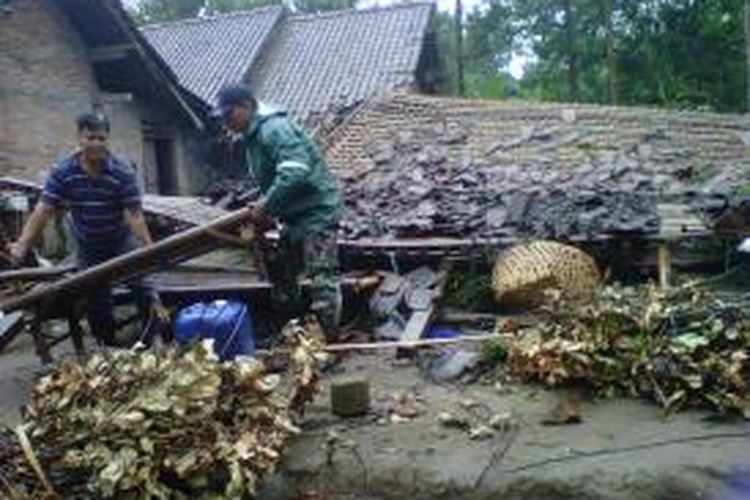 Warga dibantu aparat TNI bergotong-royong memubersihkan puing-puing rumah yang roboh akibat terjangan puting beliung di Desa Sembungan, Desa Kembanglimus, Kecamatan Borobudur, Kabupaten Magelang.