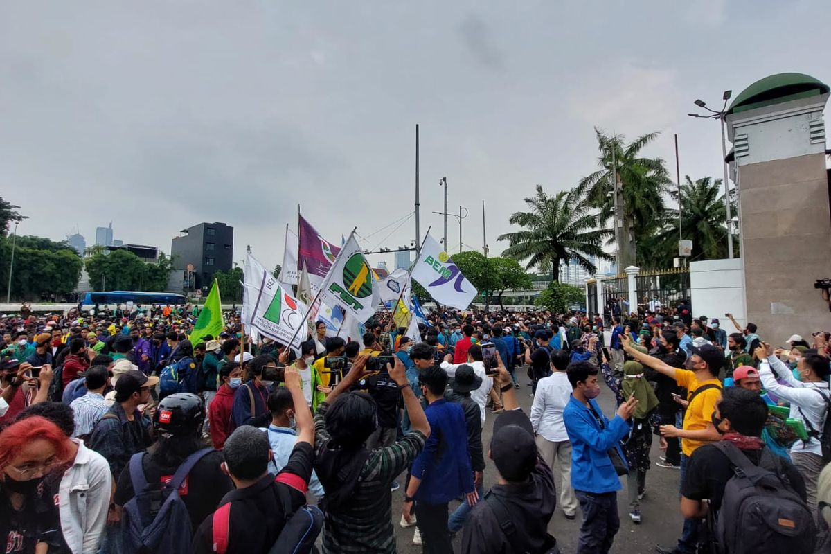 Massa aksi dari kelompok Badan Eksekutif Mahasiswa Seluruh Indonesia (BEM SI) telah tiba di depan gerbang Gedung DPR/MPR RI, Jakarta Pusat, Senin (11/4/2022).