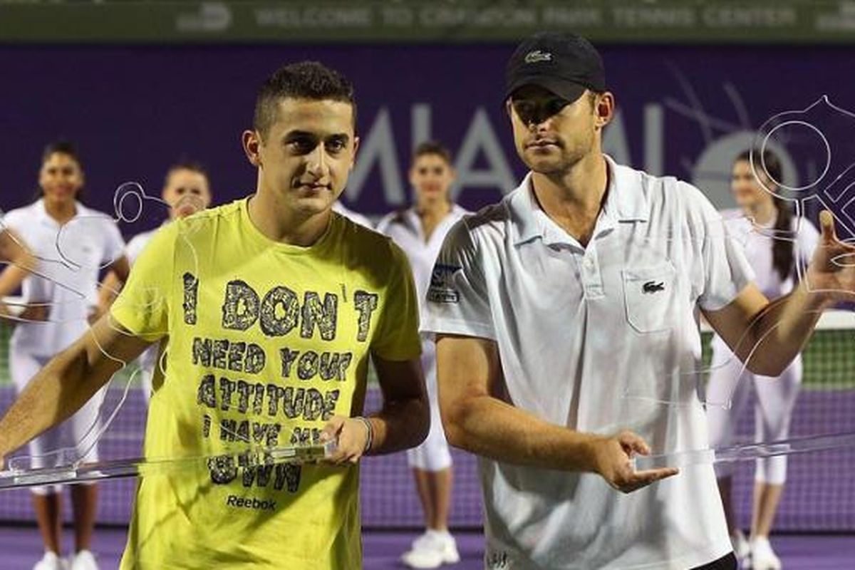  Andy Roddick (kanan) dan Nicolas Almagro berpose usai laga final ekshibisi Miami Tennis Cup.