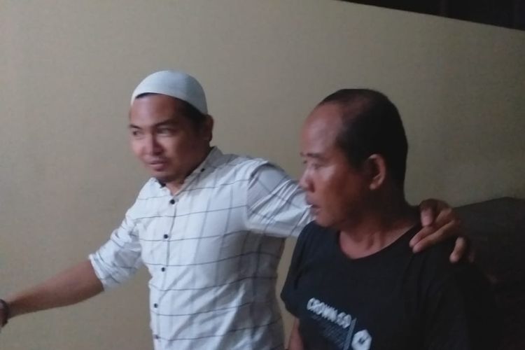 S (44) baju hitam saat diamankan tim Jatanras Polrestabes Makassar terkait kasus eksploitasi anak di sekitar Jalan. A. P. Pettarani, Makassar, Minggu (12/5/2019) dini hari. 