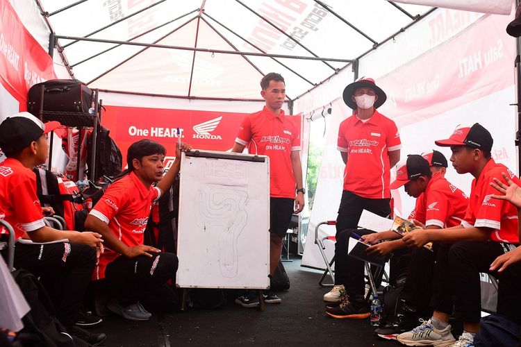Pembinaan 16 pebalap muda dalam pemusatan pelatihan balap Astra Honda Racing School (AHRS) di Boyolali, Jawa Tengah pada 28 ? 30 Oktober 2022.