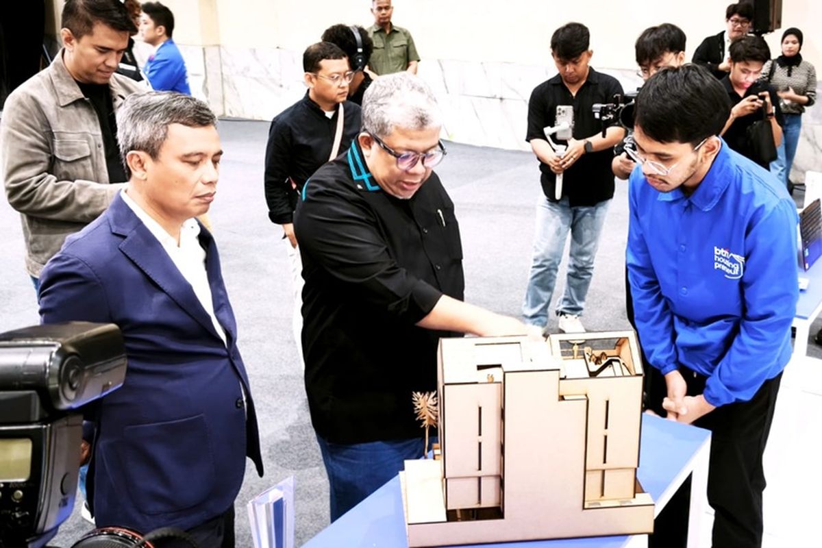 Wakil Menteri Perumahan dan Kawasan Permukiman Fahri Hamzah bersama Direktur Utama Bank BTN Nixon LP Napitupulu meninjau hasil inovasi peserta BTN Housingpreneur 2025 dalam gelaran BTN Expo 2026 di Jakarta, Sabtu (31/1/2026).