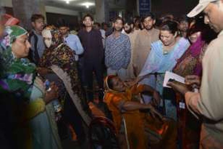 Keluarga korban ledakan bom bunuh diri berkumpul di depan rumah sakit di Lahore, Pakistan, 27 Maret 2016. Sebanyak 69 orang tewas dan ratusan lainnya terluka akibat ledakan bom bunuh diri di sebuah taman kota.