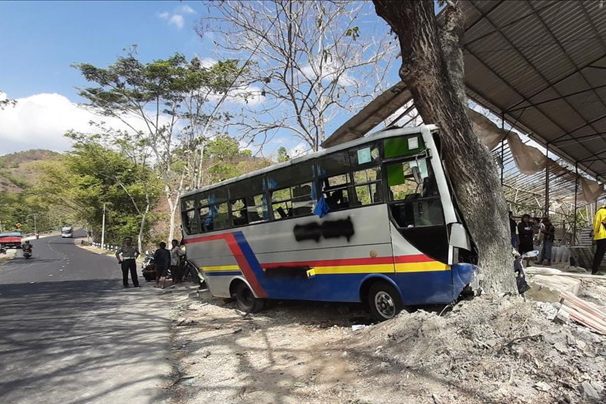 Kondisi Bus Menabrak Bus Setelah ditabrak Truk di Kecamatan Ponjonh, Gunungkidul Kamis (1/8/2019)