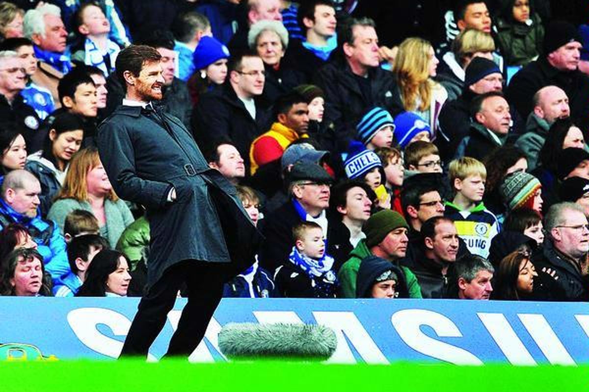 Andre Villas-Boas, Pelatih  Chelsea, terlihat gemas mengamati permainan tim asuhannya pada laga Piala FA melawan Birmingham City di kandang Chelsea, Stamford Bridge, London, Sabtu (18/2) malam WIB. Chelsea ditahan imbang 1-1.  