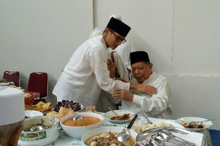 Wakil gubernur terpilih DKI Jakarta Sandiaga Uno dan ayah mertuanya, Abdul Aziz Marzuki, di Masjid At-Taqwa, Jakarta Selatan, Minggu (25/6/2017).