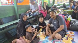 Mudik Pakai Perahu Kayu ke Bekasi: Bebas Macet, Murah, tapi Penuh Risiko