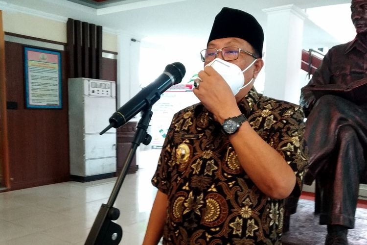 Wali Kota Blitar Santoso menjawab pertanyaan wartawan pada konferensi pers yang digelar mendadak di lobby Balai Kota Blitar di Jalan Merdeka, Jumat sore (12/3/2021). Santoso menyatakan siap diperiksa polisi. 