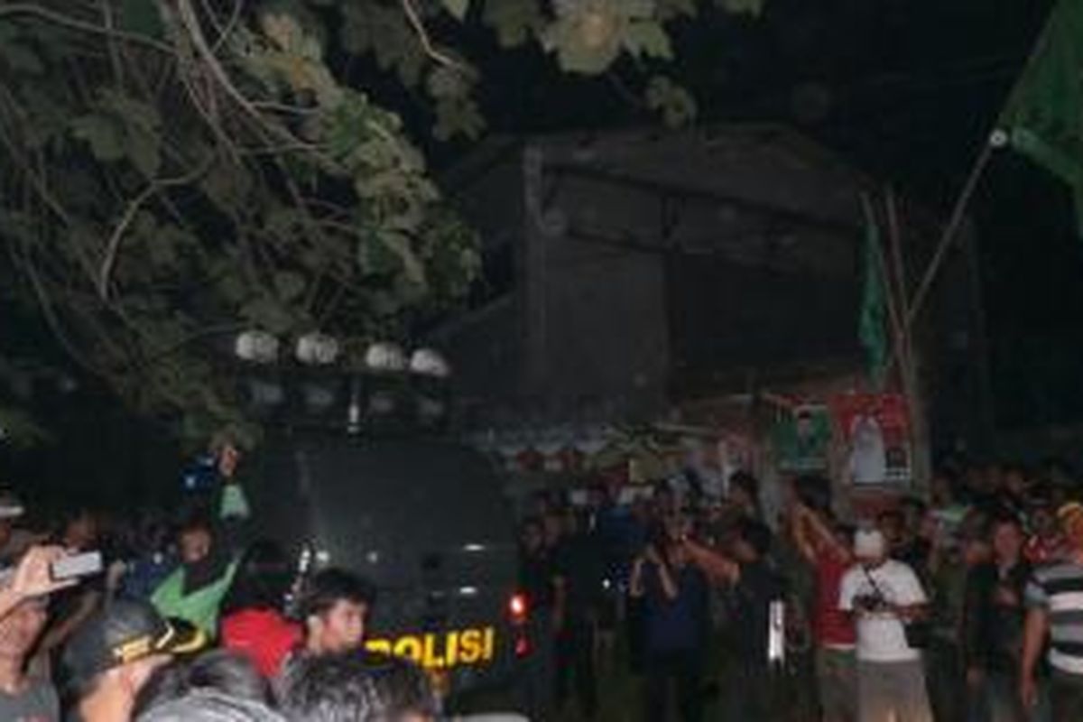 Warga memadati lokasi penggerebekan terduga teroris di Ciputat, Tangerang Selatan, Selasa (31/12/2013).

