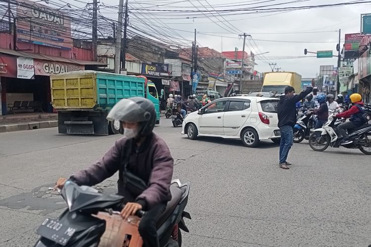 Beberapa warga yang kerap beraktivitas di sepanjang jalur Bojongsoang Kabupaten Bandung Jawa Barat, mengeluhkan soal kemacetan. Rata-rata warga meminta dan menyetujui Pemda Kabupaten Bandung segera membangun Fly Over yang menghubungkan Bojongsoang dan Baleendah.