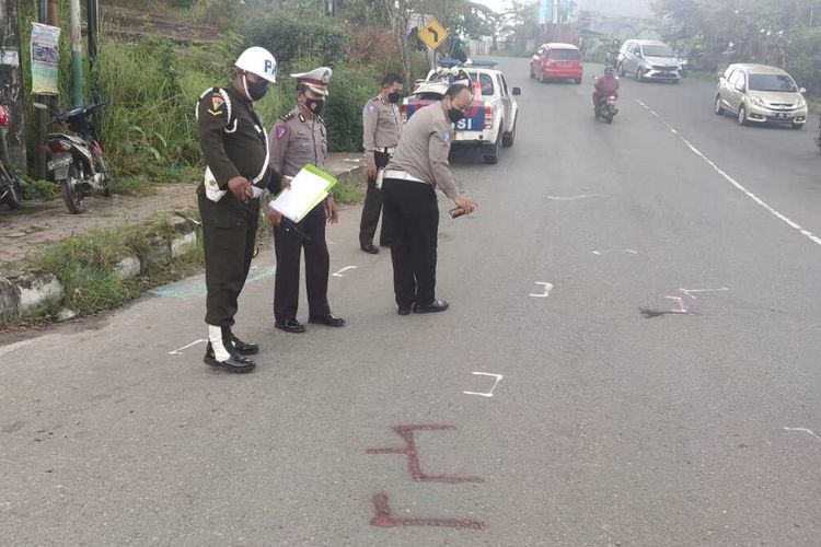 Petugas melakukan olah TKP laka beruntun di Balikpapan, Kaltim.