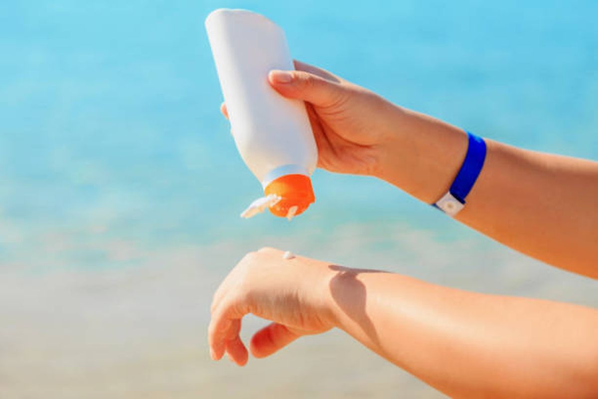 Cara sunscreen melindungi kulit dari sinar UV.