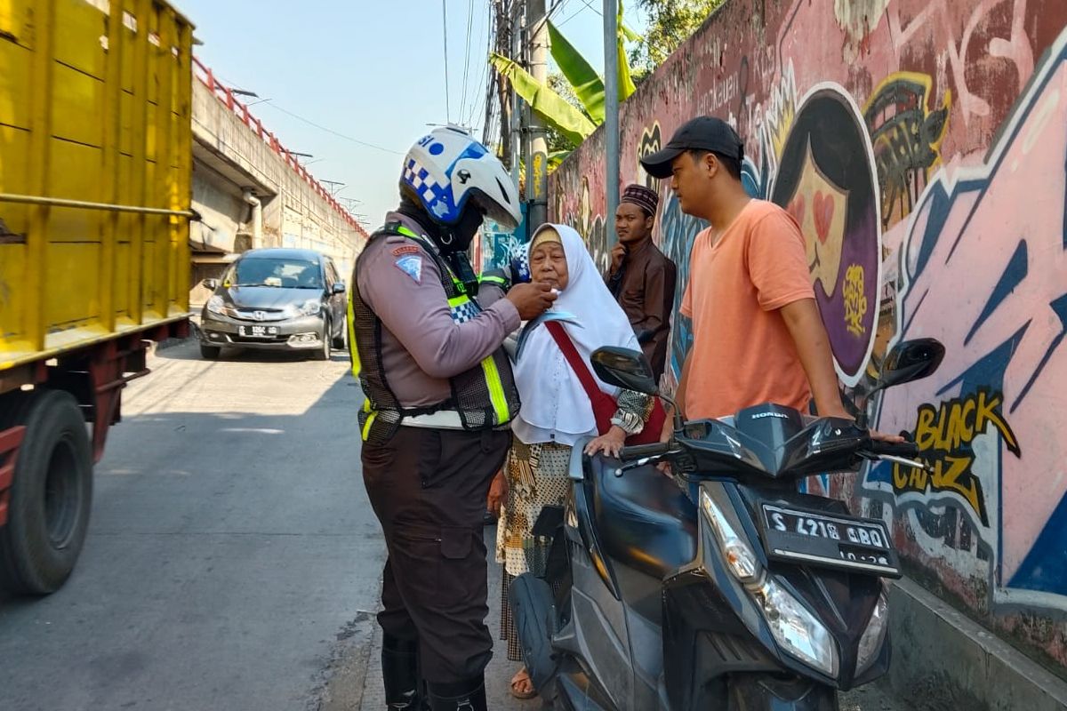 Melawan arus, pengendara sepeda motor terjaring razia petugas yang melaksanakan Operasi Patuh Semeru 2024, di kawasan Fly Over Peterongan, Kabupaten Jombang, Selasa (16/7/2024)