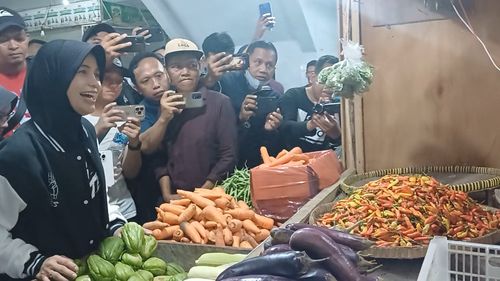 Pedagang Mengeluh Harga Sembako Naik, Atikoh Ganjar: "Mumet Yo", Pak?