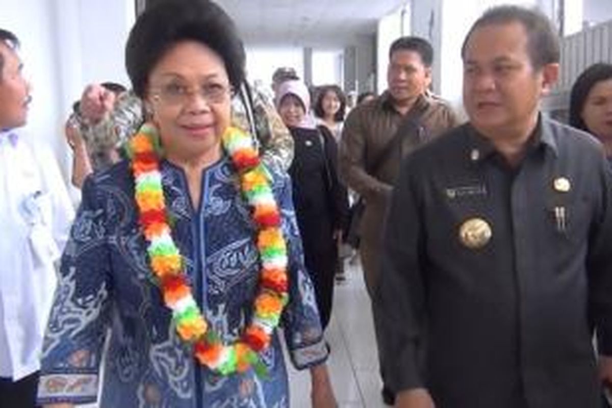 Menteri Kesehatan Nafsiah Mboi didampingi Bupati Nias Sokhiatulo Laoli. 