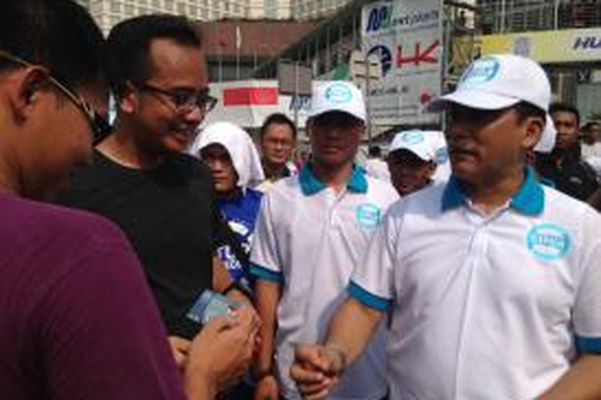 Buwas Bagikan Kartu Bergambar Dirinya Saat Car Free Day