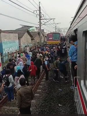 Penumpang KRL dievakuasi akibat KRL tabrakan dengan mobil di antara Stasiun Citayam-Depok, Rabu (20/4/2022). 