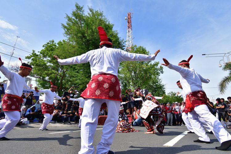 Banda Aceh, Aceh / Indonesia, March 24, 2019. Seudati dance performance attraction at the CFD Car Free Day event.