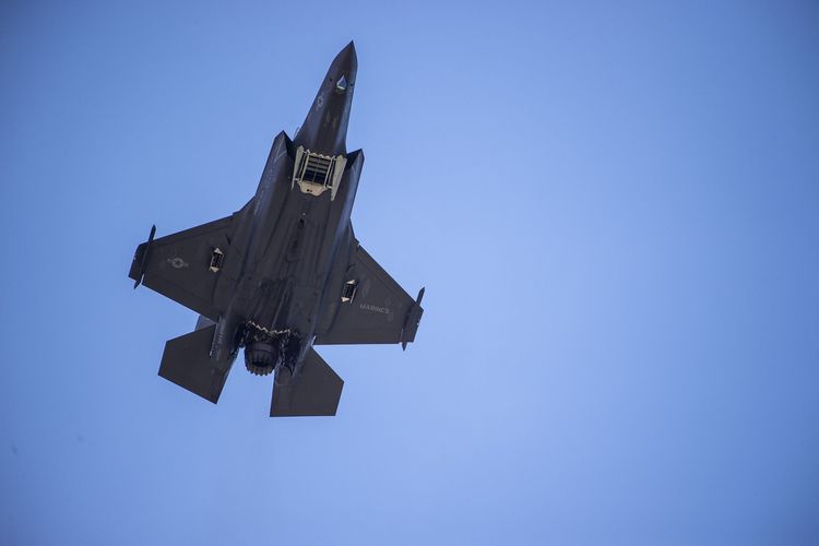 Ilustrasi Jet tempur F-35 milik Angkatan Udara Amerika Serikat saat terbang di atas Gedung Putih, Washington DC, 12 Juni 2019.