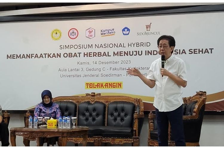 Direktur Sido Muncul Irwan Hidayat dalam Simposium Nasional bertema Pemanfaatan Obat Herbal Menuju Indonesia Sehat yang diikuti lebih dari 300 peserta dari kalangan kedokteran, apoteker, dan tenaga kesehatan yang hadir secara hybrid