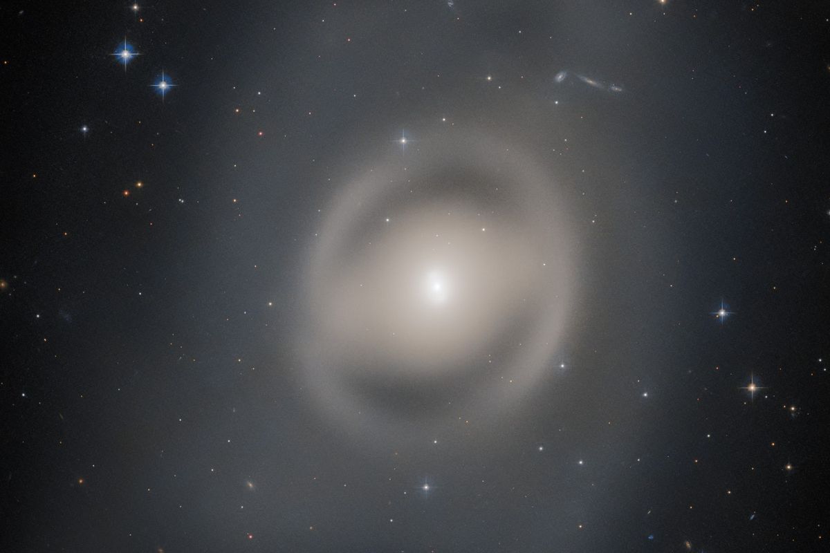 Galaksi lentikular NGC 6684 ditangkap Teleskop Luar Angkasa Hubble dengan cahaya yang redup. Galaksi in tampak seperti hantu, karena berada di antara galaksi elips dan galaksi spiral.