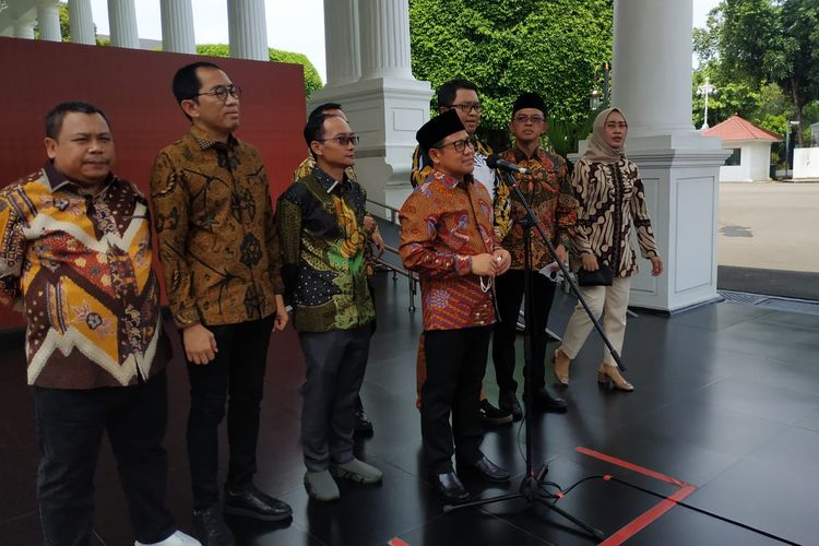Ketua Umum Partai Kebangkitan Bangsa (PKB) Muhaimin Iskandar dan para pengurus PKB memberikan keterangan pers seusai bertemu Presiden Joko Widodo di Istana Kepresidenan, Jakarta, Senin (31/10/2022).
