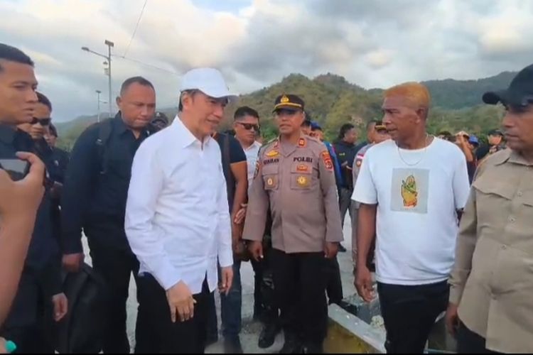 Jokowi Naik Kapal Kayu Seberangi Lautan Menuju Pulau Palue, Dikawal Ketat Polisi