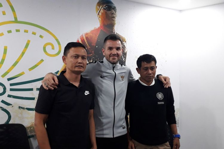 Pelatih tim nasional Indonesia, Simon McMenemy didampingi dua asistennnya, Yeyen Tumena (kiri) dan Joko Susilo (kanan) di Kantor PSSI, FX Sudirman, Jakarta, Senin (25/2/2019).