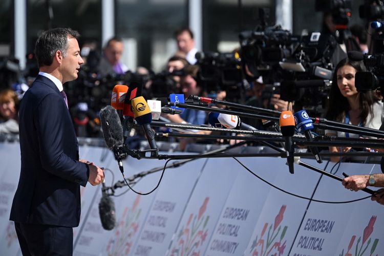 Perdana Menteri Belgia Alexander De Croo berbicara kepada pers menjelang KTT Komunitas Politik Eropa (EPC) di Bulboaca, pada 1 Juni 2023. Moldova menjadi tuan rumah KTT besar pertama Eropa yang lebih luas, menyatukan para pemimpin dari semua 27 negara Uni Eropa dengan 20 tetangga blok itu karena Moldova mencari keanggotaan UE secepat mungkin karena mencari perlindungan terhadap potensi ancaman dari Rusia. 