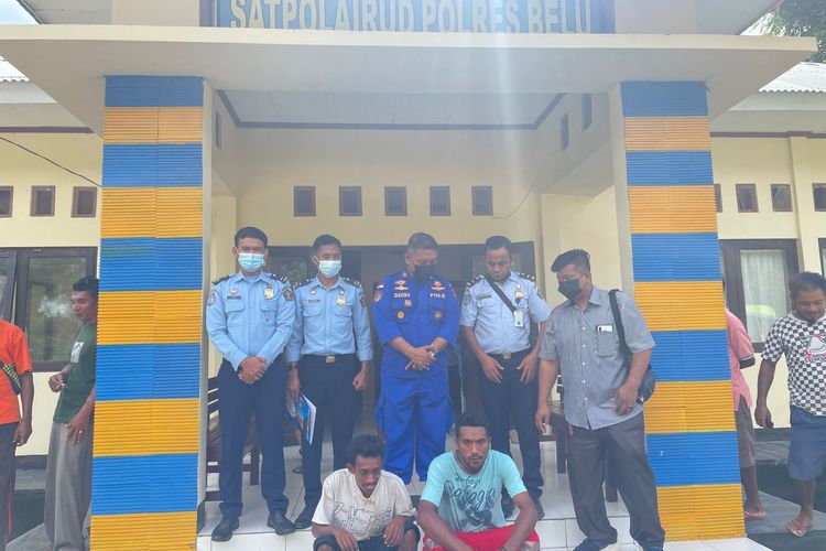 Dua warga Timor Leste saat diamankan di Kantor Pos Polair Polres Belu