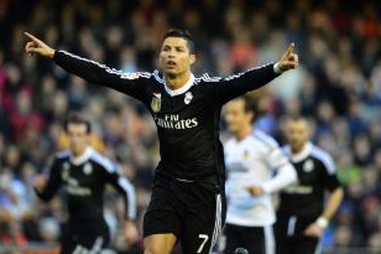 Penyerang Real Madrid Cristiano Ronaldo merayakan golnya ke gawang Valencia, pada pertandingan Primera Division La Liga, di Mestalla, Minggu (4/1/2015).