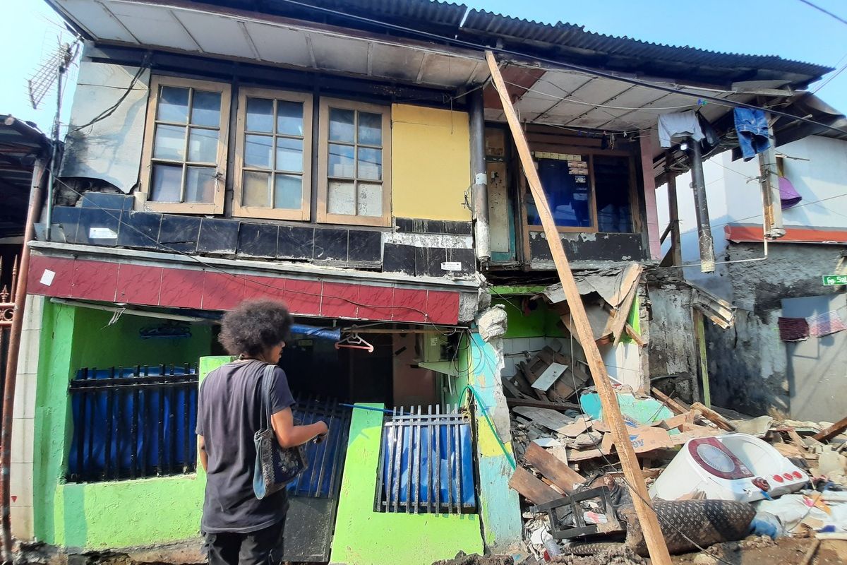 Dua rumah warga di Jalan Kayu Manis IX, Matraman, Jakarta Timur ambruk diduga karena pengerjaan saluran air, Sabtu (14/12/2019)