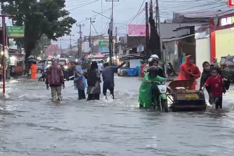 Puluhan Sepeda Motor Mogok di Ruas Jalan Utama Akibat Banjir, Bukti Drainase Padang Belum Siap