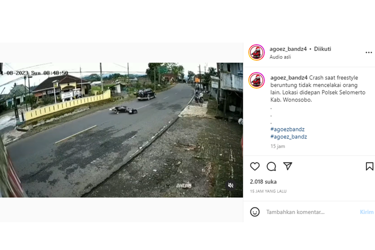 Tangkapan layar unggahan video yang memperlihatkan pengendara motor gagal melakukan aksi standing hingga akhirnya terjatuh di depan kantor polisi.