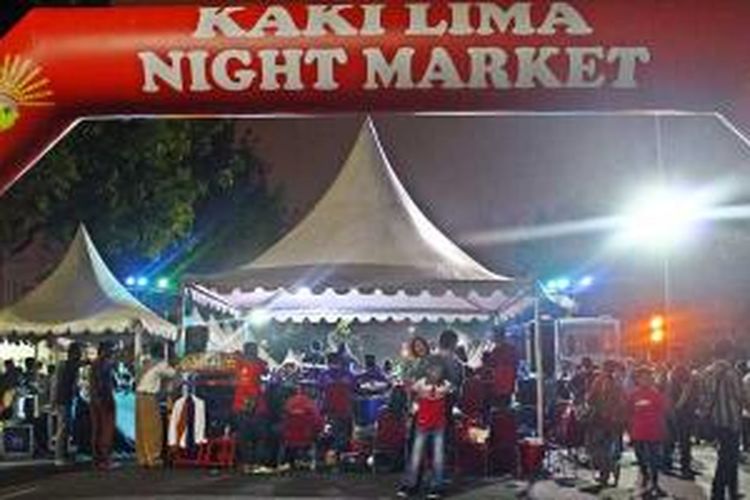 Pintu Masuk Kaki Lima Night Market di Jalan Medan Merdeka Selatan pada Sabtu (12/10/2013) malam. Ada sekitar 430 pedagang UMKM yang menjajakan barang produksi mereka.