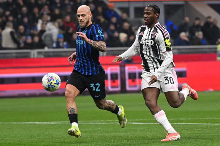 Bek Inter Milan asal Italia bernomor punggung 32, Federico Dimarco, berebut bola dengan penyerang Juventus asal Kanada bernomor punggung 30, Jonathan David, pada laga Serie A Italia antara Inter Milan dan Juventus di Stadion San Siro di Milan, pada 14 Februari 2026.
