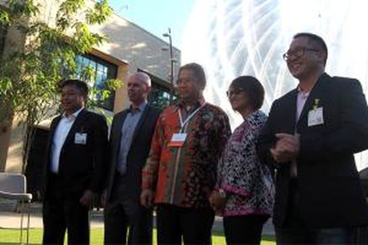 Menkominfo Rudiantara (tengah) bersama Dirut Telkomsel Ririek Adriansyah, Dirut XL Axiata Dian Siswarini, Presdir Indosat Alexander Rusli, dan Mike Cassidy, Project Leader Project Loon di Google X dalam acara peresmian kesepakatan masuknya Google Loon ke Indonesia, Rabu (28/10/2015).