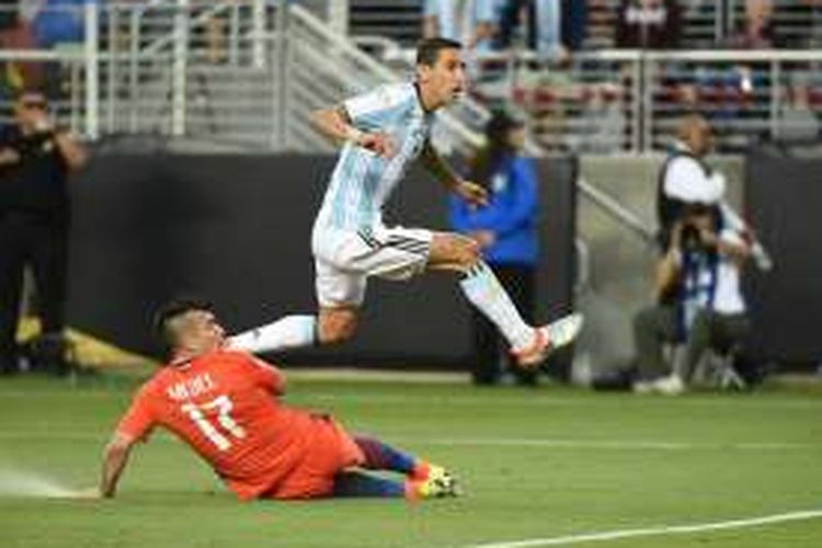 Pemain sayap Argentina, Angel Di Maria, melewati gelandang Cile, Gary Medel, dan mencetak gol untuk timnya pada partai Copa America Grup D di Stadion Levi's, Senin (6/6/2016) waktu setempat atau Selasa pagi WIB.