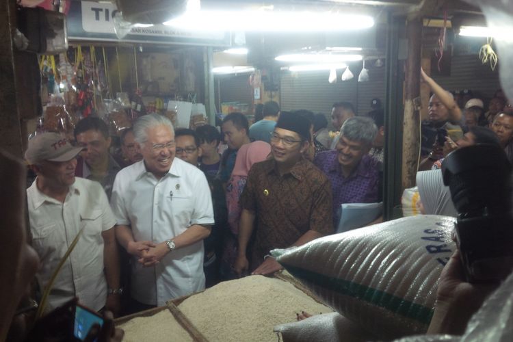 Wali Kota Bandung Ridwan Kamil bersama Menteri Perdagangan RI Eggartiasto Lukita blusukan ke pasar traditional Kosambi, Jalan Ahmad Yani, Kota Bandung, Jumat (5/5/2017).