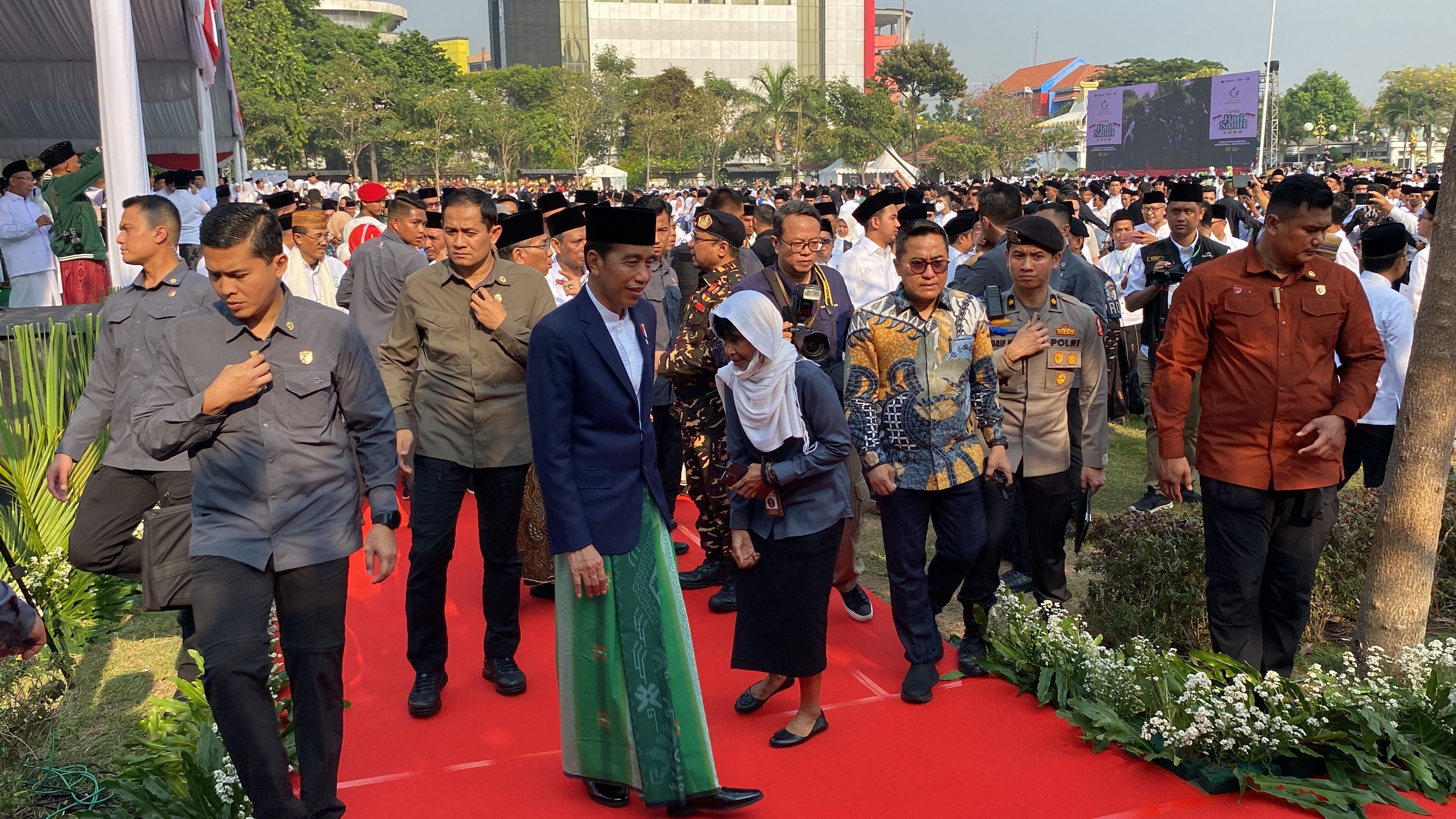 Jokowi Sapa Menteri-menteri Saat Hadiri Apel Hari Santri, Prabowo Disebut Pertama