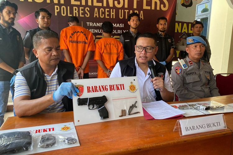 Polisi memperlihatkan barang bukti senjata api dan dua tersangka di Mapolres Aceh Utara, Senin (13/6/2023)
