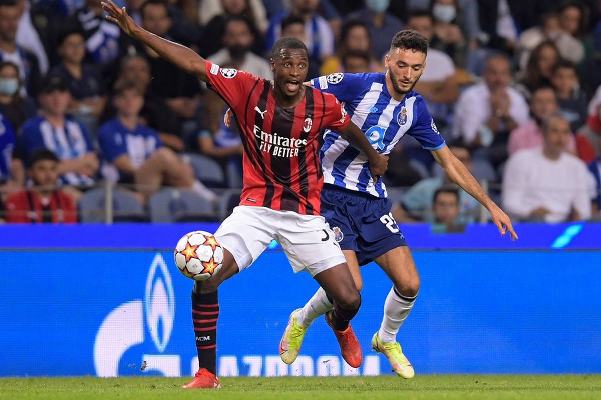 Hasil Porto vs Milan: Bek AC Milan Fode Ballo (kiri) berebut bola dengan striker FC Porto Joao Mario pada laga Grup B Liga Champions antara Porto vs Milan di Stadion Dragao di Porto pada 19 Oktober 2021.